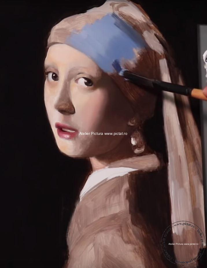 Portret tânără imaginară în rochie exotică și un cercel foarte mare de perle